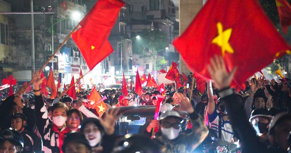 Hơn 3h sáng, cờ đỏ sao vàng nhuộm kín phố Hà Nội mừng U23 Việt Nam vào bán kết