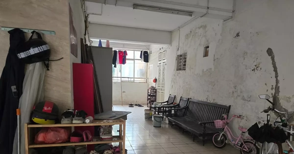 Hà Nội: Cận cảnh hành lang, cầu thang thoát hiểm của chung cư biến thành nhà kho