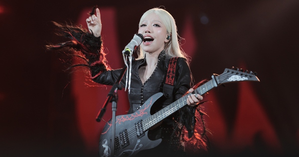 Phùng Khánh Linh hóa "mỹ nữ tóc trắng": Đẹp ma mị, cháy hết với âm nhạc