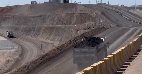 Phát hiện 91 xe tải Trung Quốc âm thầm chở 100 tấn hàng, di chuyển sát nhau, hoạt động xuyên đêm không cần ánh sáng ở mỏ lộ thiên với hơn 3 tỷ tấn kho báu