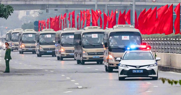 Đoàn xe đại biểu tới Trung tâm Hội nghị Quốc gia dự phiên họp trù bị Đại hội XIV của Đảng