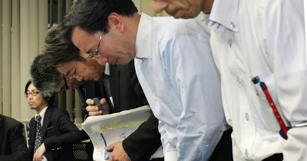 Đi gặp mặt khách, người EQ thấp nói: "Em chào anh", người EQ cao phản ứng khiến sếp phải để ý và thăng chức!