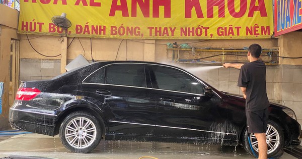 Dịp Tết Dương lịch, nhân viên tiệm rửa xe ở TP.HCM làm không ngơi tay