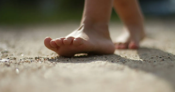 Vì sao bạn không thể cử động từng ngón chân riêng lẻ như ngón tay?