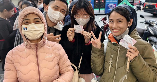 Dậy sớm từ 8 giờ sáng, người dân xếp hàng rước lộc Vàng 0,1 chỉ ngày đầu năm