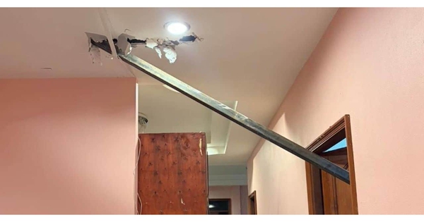 Đang ở trong nhà, gia chủ hoảng loạn khi thấy 1 thanh thép khổng lồ xuyên thủng cả trần và cửa