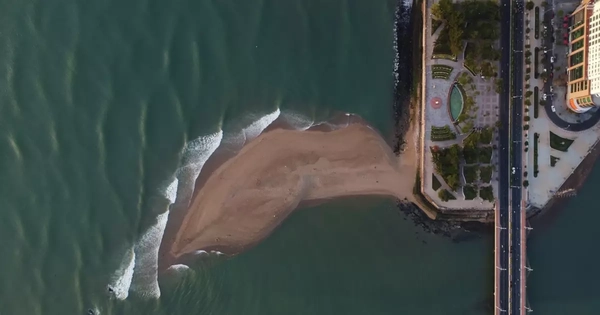 Nha Trang xuất hiện cồn cát độc lạ hình cá heo