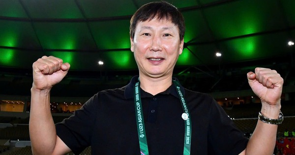 "Đột nhập" phòng thay đồ, nghe HLV Kim Sang-sik "truyền lửa" cho U23 Việt Nam quyết thắng Trung Quốc đêm nay