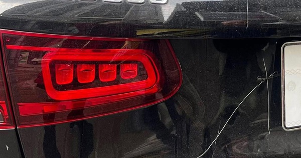Vụ Mercedes đỗ ở vỉa hè Hà Nội bị cào xước: Hé lộ bất ngờ về chi phí sửa chữa