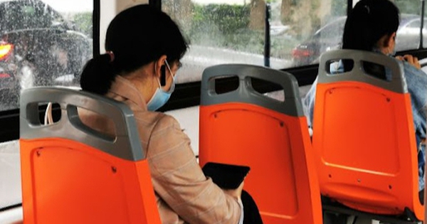 3 kiểu dùng điện thoại khi ngồi trên xe khách về quê chứng tỏ EQ cao