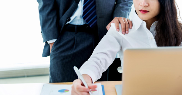 Đang ngồi làm việc, sếp nam đập tay vào lưng, nhân viên nữ có phản ứng chuẩn EQ cao, hôm sau được tăng lương