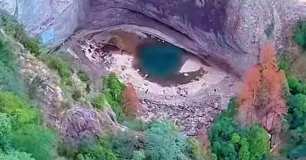 "Mắt rồng" đột ngột xuất hiện giữa núi đá, người dân nô nức kéo đến kiểm chứng