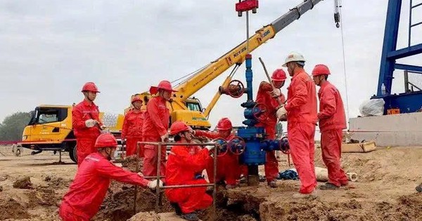 Sau tiếng động lớn, 12 vết nứt xuất hiện nhưng vẫn khoan sâu 1.000m, 1 phút sau công trường báo tin vui, kho báu khủng lộ diện