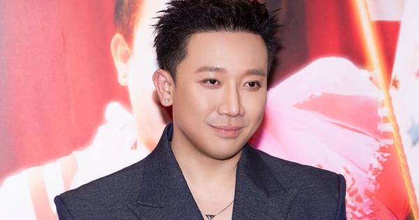 Trấn Thành ngồi Rolls-Royce 30 tỷ đi sự kiện, thái độ khi fan xin chụp ảnh chung gây chú ý