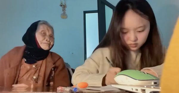 Clip bà nội ngồi bên cả buổi ngắm cháu học bài khiến dân mạng rưng rưng
