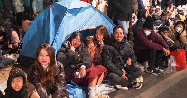 Người dân rộn ràng đi xem màn pháo hoa lớn nhất lịch sử mừng Đại hội Đảng