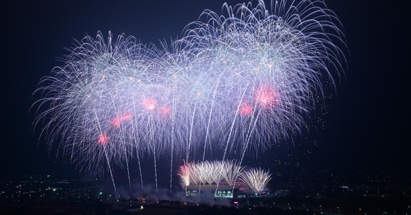 Màn pháo hoa hoành tráng rực sáng trên bầu trời Hà Nội tối 23/1: Quá mãn nhãn!