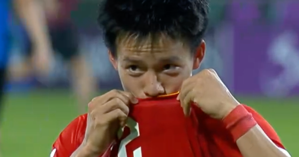 Đẹp vô cùng: Thanh Nhàn hôn lá cờ Tổ quốc, ăn mừng cú sút quyết định giúp U23 Việt Nam giành hạng 3 châu Á