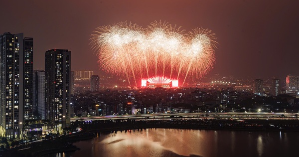 Ngắm màn pháo hoa quy mô lớn "chưa từng có" vừa xuất hiện trên bầu trời Hà Nội