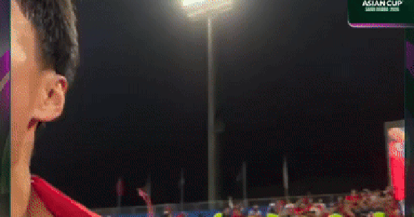 Vừa thương vừa cười khoảnh khắc Lý Đức cõng Hiểu Minh đang chấn thương lao vào sân mừng U23 Việt Nam giành HCĐ châu Á