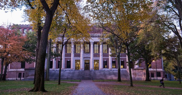 Vì sao Harvard toàn đào tạo ra tổng thống, tỷ phú và học giả hàng đầu? Câu trả lời nằm ngay trong thư viện trường