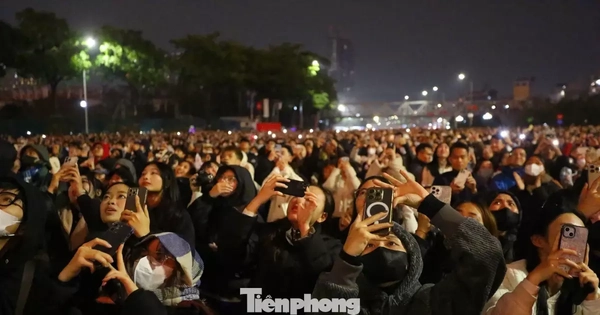 Biển người ghi lại khoảnh khắc Mỹ Đình bừng sáng trong đêm