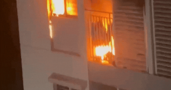 Clip cận cảnh ngọn lửa bao trùm căn hộ chung cư Ehome S, 3 mẹ con nguy kịch