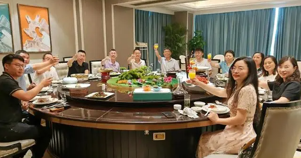 Đi họp lớp sau 10 năm, hễ định gắp đồ ăn thì bị xoay mâm: Tôi rời nhóm chat khi vô tình nhìn vào điện thoại bạn cũ