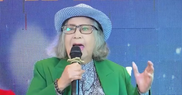 Nữ NSƯT 82 tuổi nghe tin 1 nghệ sĩ từ Mỹ về, ngồi xe lăn tới nói một điều