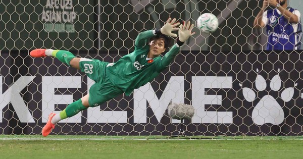 Khoảnh khắc "tuyệt đối điện ảnh" của Cao Văn Bình U23 Việt Nam, đến "người hùng Thường Châu" Bùi Tiến Dũng còn phải khen