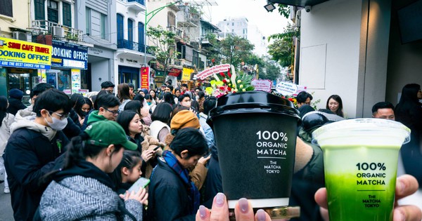 Giới trẻ Hà Nội chầu chực xếp hàng vì ly matcha đắt nhất Nhật Bản bất chấp gió lạnh co ro