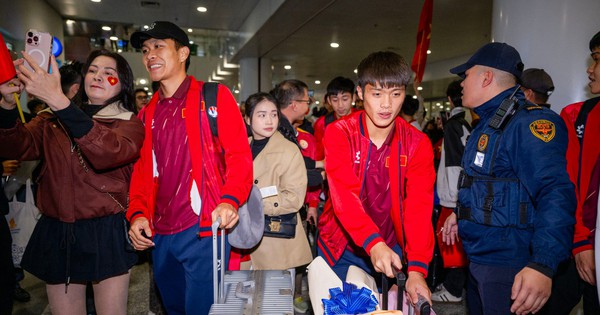 U23 Việt Nam mang HCĐ châu Á về nước: Hiểu Minh phải ngồi xe lăn