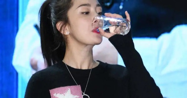 Không phải nước để qua đêm hay đun sôi nhiều lần, đây mới là 2 loại nước "nuôi" tế bào ung thư ít ai ngờ đến