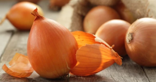 Vì sao không nên vứt bỏ vỏ hành tây?