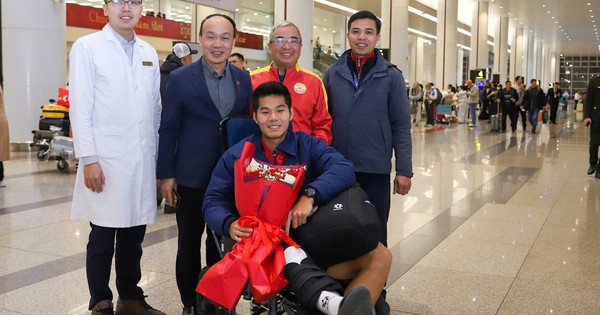 Hậu vệ U23 Việt Nam ngồi xe lăn xuống máy bay, bác sĩ đưa thẳng đến bệnh viện