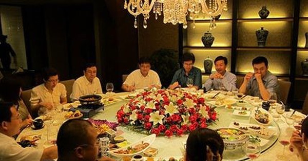 38 tuổi về quê họp lớp, gặp lại lớp trưởng lương 80 triệu/tháng, tôi nhận ra mình kiếm ít tiền nhưng giàu hơn