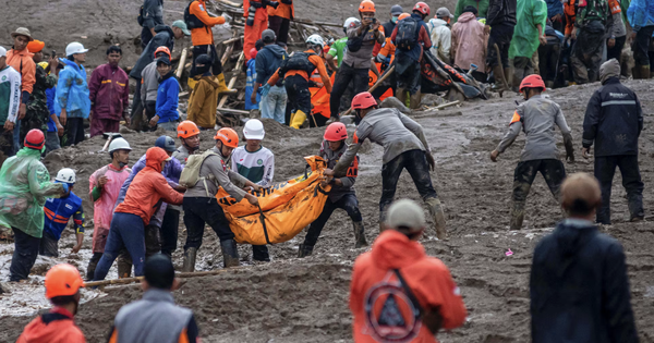 Sạt lở đất ở Indonesia khiến gần 100 người thiệt mạng và mất tích, người dân đào bới tuyệt vọng giữa biển bùn đặc quánh
