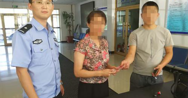 Phát hiện hơn 23 triệu đồng tiền mặt nằm chơ vơ ở khay tiền của cây ATM bị lấy mất, công an yêu cầu ngân hàng hỗ trợ xác minh