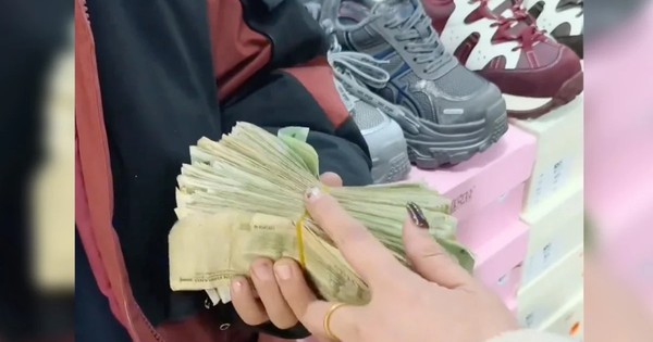 Xúc động cậu bé lớp 5 nhịn tiêu vặt 6 tháng để mua quà sinh nhật mẹ