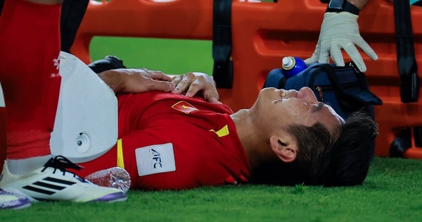 Hiểu Minh U23 Việt Nam xúc động kể lại chấn thương ám ảnh nhất sự nghiệp: "Khoảnh khắc đó rất đau, em ham bóng quá..."