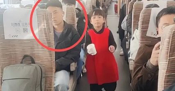 Bức ảnh đang gây tranh cãi: Đứa trẻ tự tin, dũng cảm hay cha mẹ thiếu tế nhị, không nhắc nhở con ở nơi công cộng?