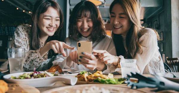 Tôi được thưởng 4 triệu đồng cuối năm, đồng nghiệp giục mở tiệc ăn mừng: Hóa đơn được đưa ra, cả bàn bỗng im bặt