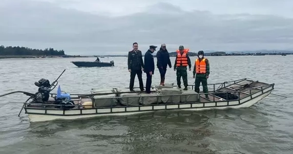 Dùng bè mảng chở 800 kg nầm lợn từ Trung Quốc về Móng Cái