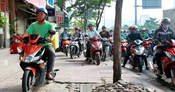 Đi xe máy lên vỉa hè bị phạt bao nhiêu tiền, trường hợp nào không bị phạt?