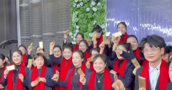 Công ty thưởng Tết cho nhân viên bằng vàng 9999: Tổng số tiền khi nhân lên gây choáng