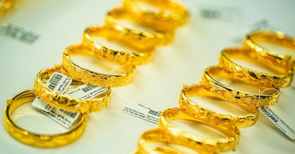 Sau gần một thập kỷ mua vàng, tôi nhận ra điều đáng sợ nhất không phải giá