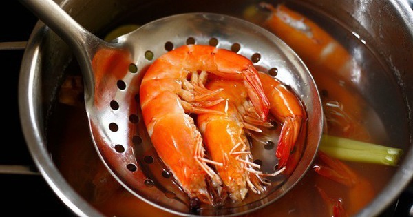 Bí quyết ba đời luộc tôm đỏ au, ngọt thịt lại không tanh: Tết này mời bạn áp dụng thử