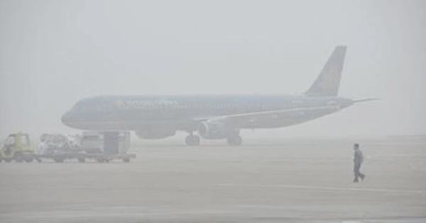 Nội Bài "tê liệt" tạm thời vì sương mù, nhiều chuyến bay phải bay vòng, hoãn cất cánh, chuyển hướng