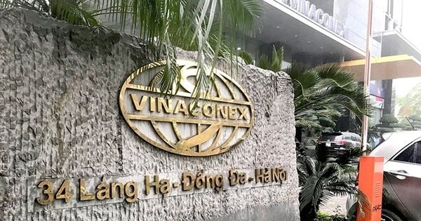 Gần 2 tháng trước khi cổ phiếu Vinaconex bị bán tháo, cổ đông lớn duy nhất có động thái lạ