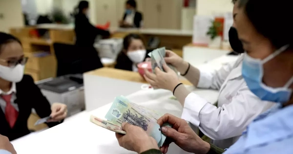 Lương, tiền công từ 5 triệu đồng phải chuyển khoản